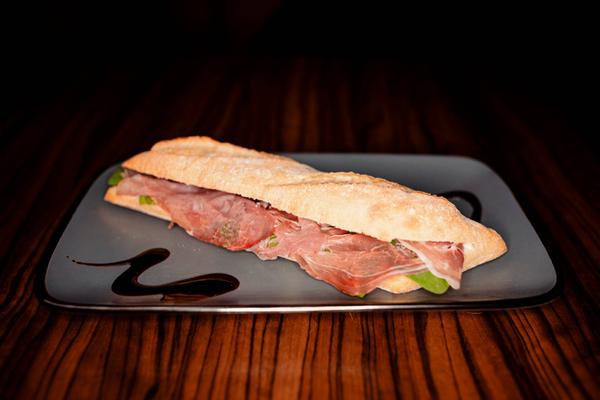 Panini cu Prosciutto si Curmale 